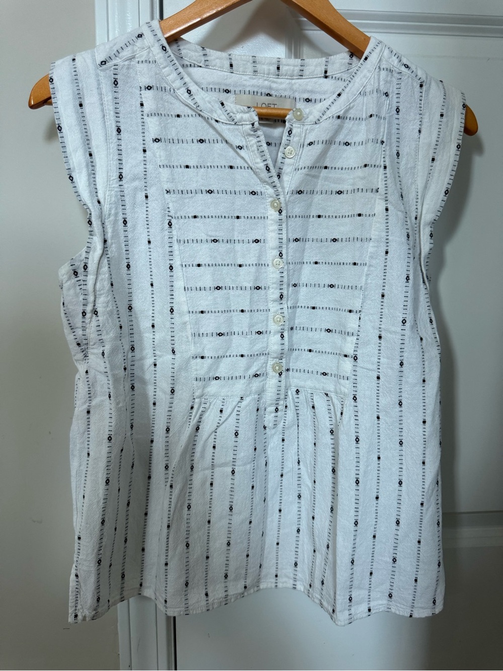 Loft Small Sleevless textured button down blouse white and black print cotton